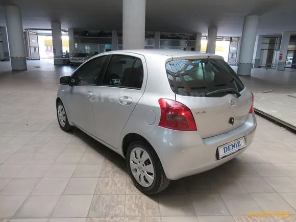 Toyota Yaris 1.3 Sol Image 6